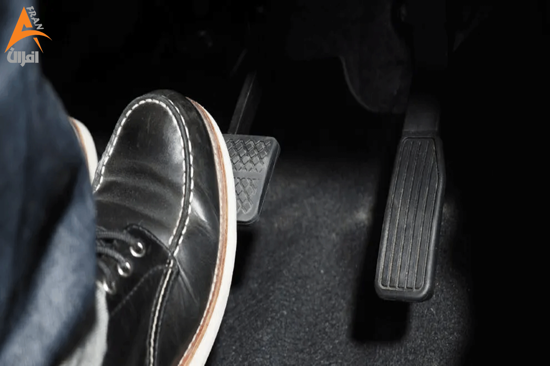 پایین رفتن پدال ترمز .نمای نزدیک پدال ترمز پایین رفته به دلیل مشکلات سیستم ترمز