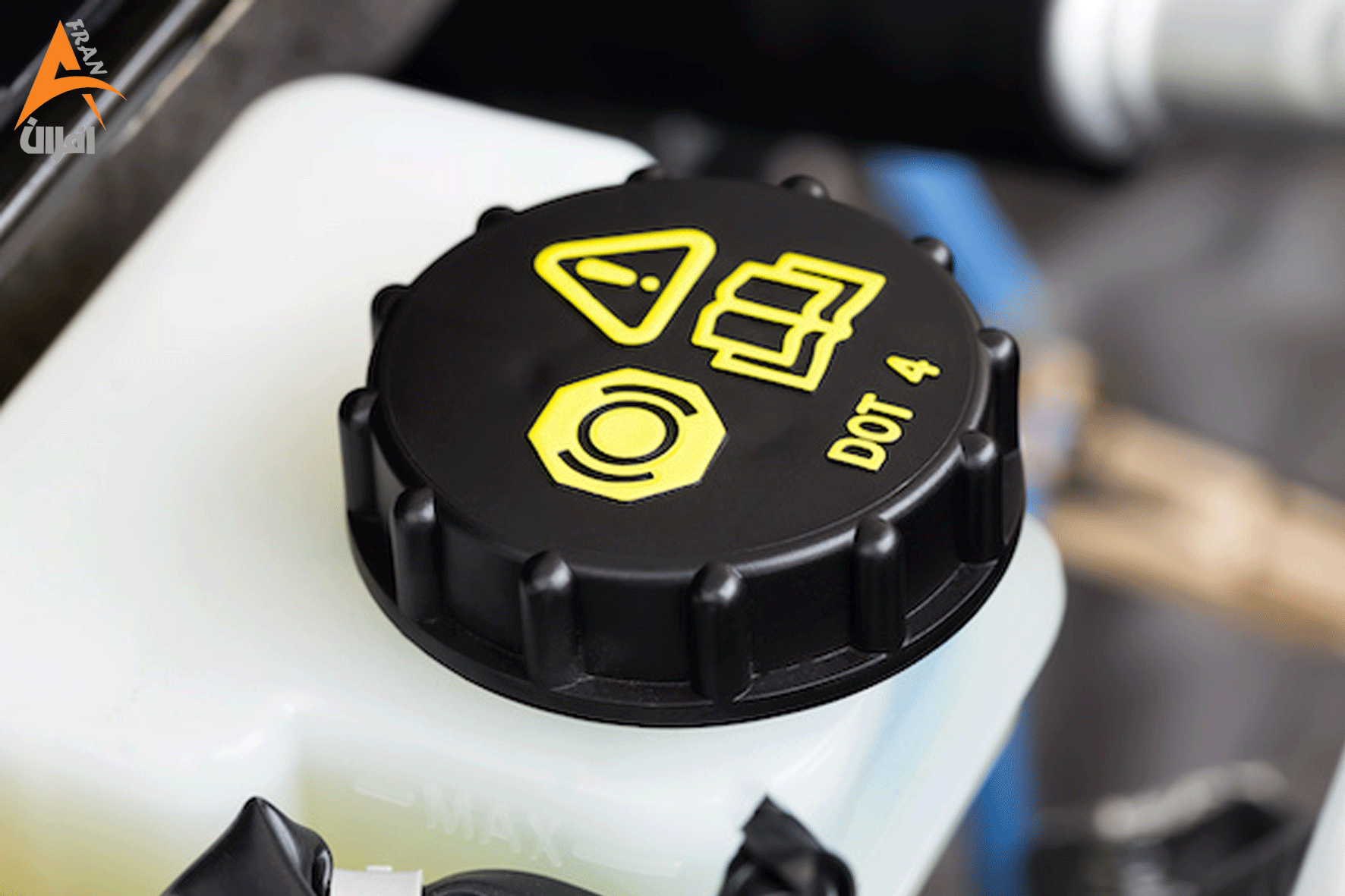 تصویر مخزن روغن ترمز خودرو با سطح کم روغن که باعث پایین رفتن پدال می‌شود