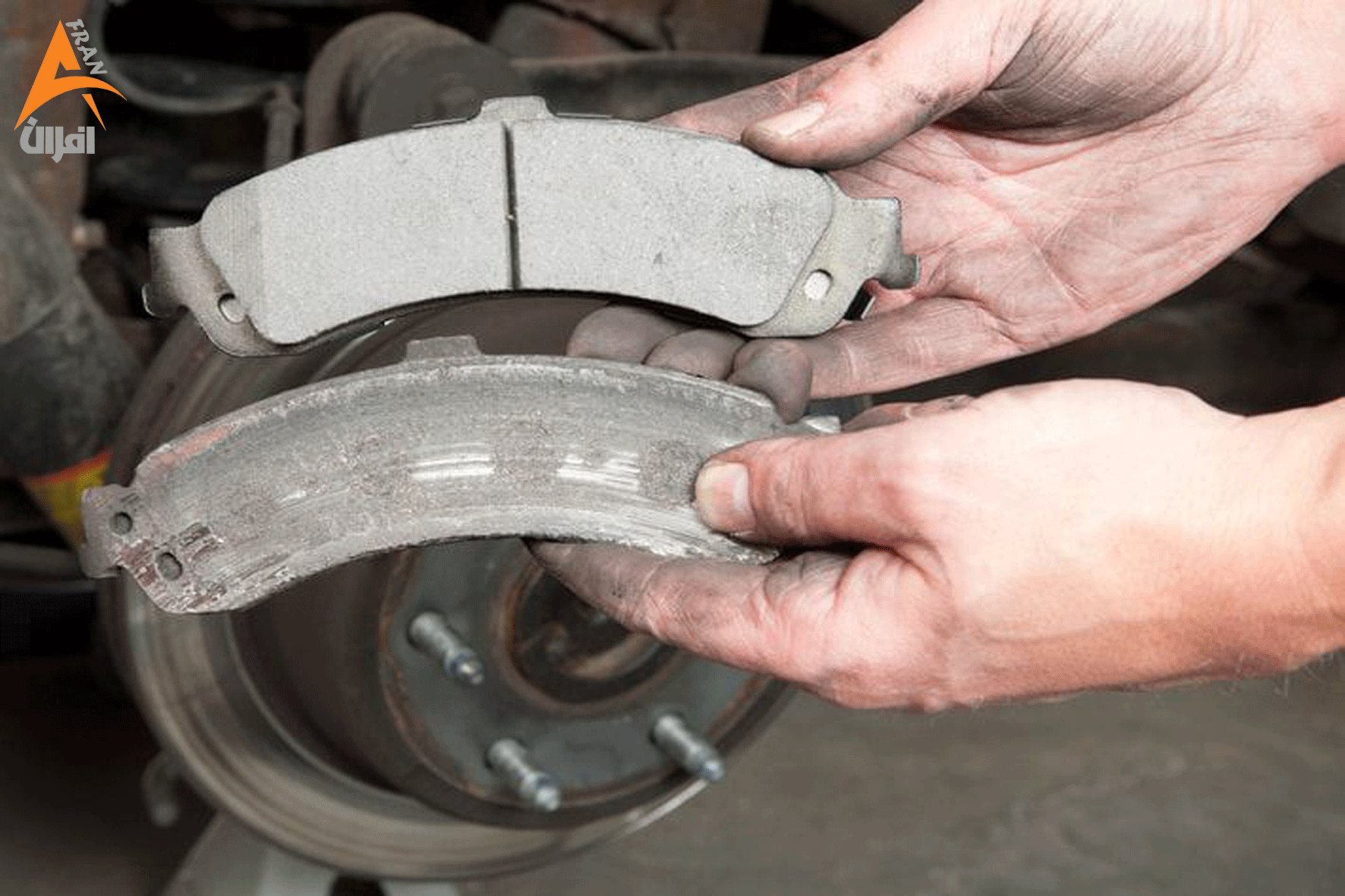 تصویر لنت و دیسک ترمز فرسوده که باعث کاهش فشار ترمز و پایین رفتن پدال می‌شود